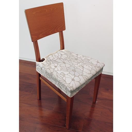 ベージュ<br>クラシックなフラワー柄をシックに配置しました。