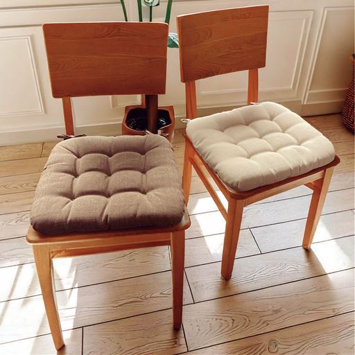 ボリュームたっぷりの中わたが入った、スペイン製生地を使用したクッションです。