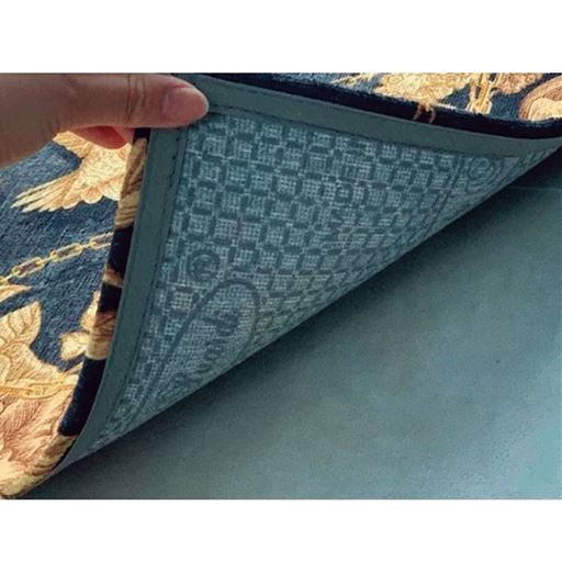 裏面には滑りにくい加工が施されているので、サッと床に敷くだけでズレにくい。
