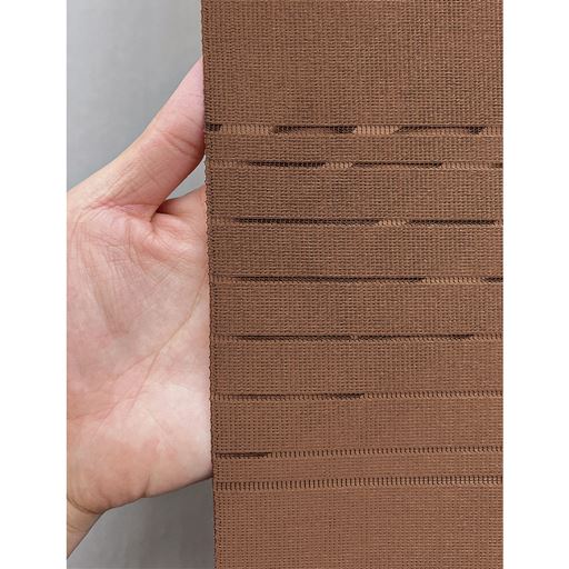 パリッとハリと厚みのある日本製のレース生地。どんなお部屋にも使いやすいブロック柄。帝人フロンティア(株)の遮熱繊維「エコリエ&reg;」を使用し、高い遮熱保温効果を発揮します。