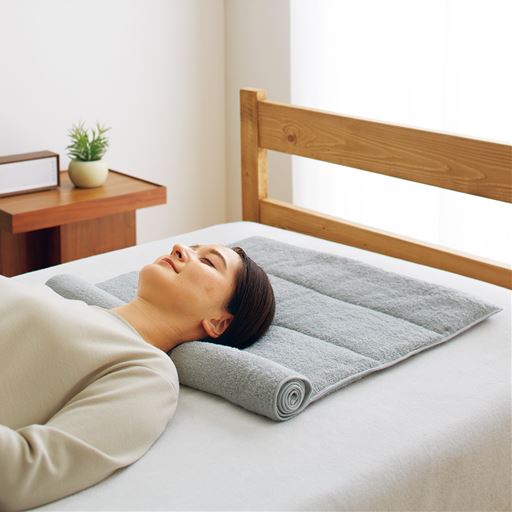 グレー<br>くるくるタオルを巻くだけで簡単に調節できる、今治タオル枕です。