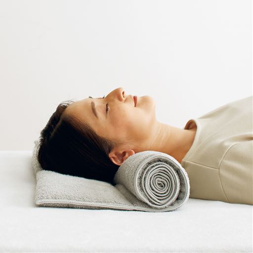 高め<br>巻いた部分が首にしっかりフィットし、いろいろな寝姿勢をサポート。