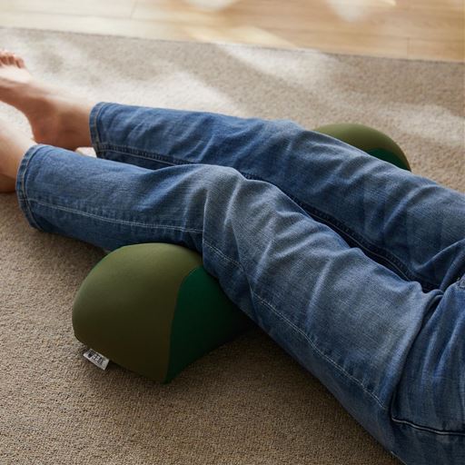 グリーン<br>膝下に置くと腰が楽にリラックスできます。