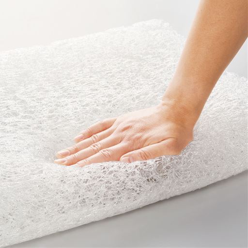 首・頭部を「浮く」ような感覚で支え、心地よいフィット感。