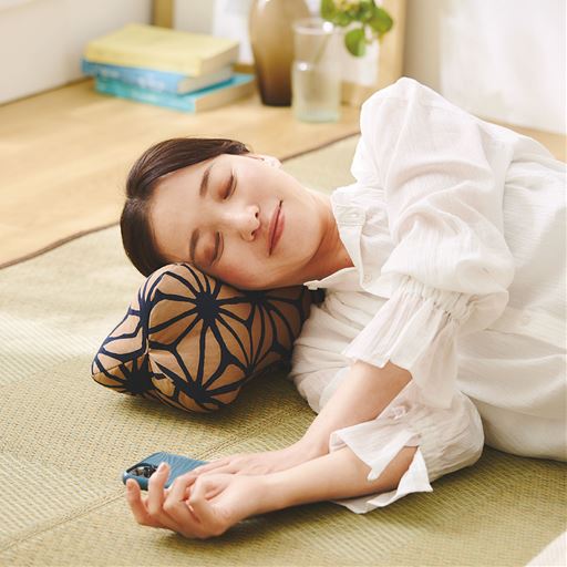 B (和モダン)<br>ごろ寝にぴったり! 骨の形のくつろぎまくらです。