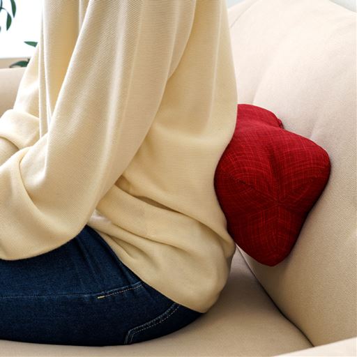 D (かすりレッド)<br>ほどよい硬さで腰当てにも。