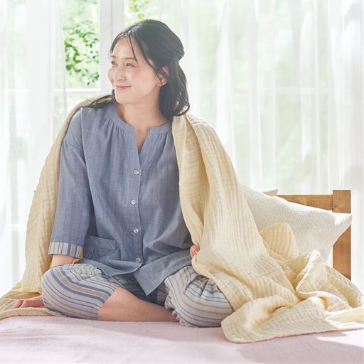 アイボリベージュ<br>ふわっとやわらかい肌ざわりの6重ガーゼケットです。