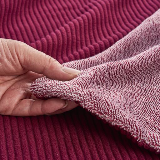 ワイン系<br>みっしり細かい毛足がとろけるような肌ざわり。