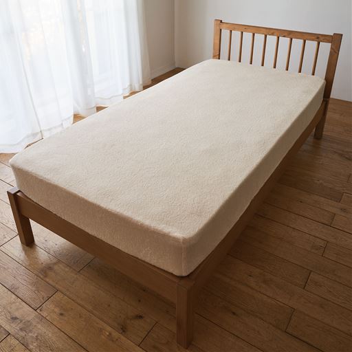 アイボリベージュ <br>マットレス用のボックスシーツはサイドまですっきりカバー。