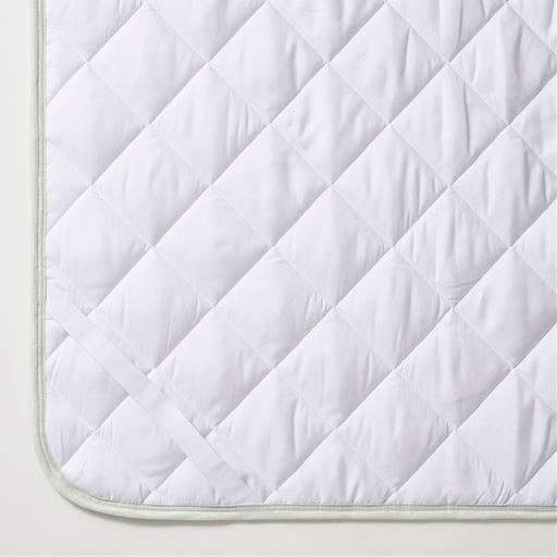 グレー<br>裏面は四隅の強化ゴム仕様でセットも簡単。