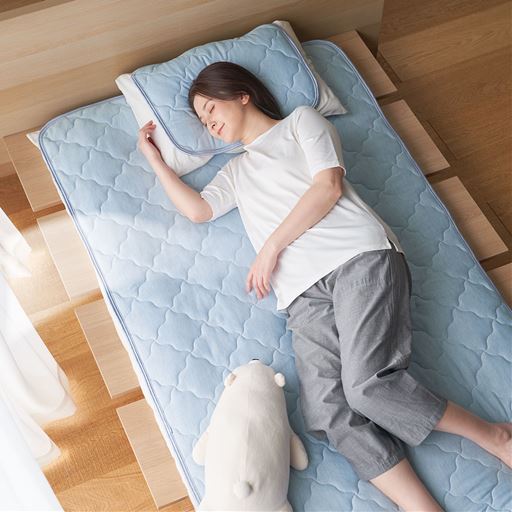 ブルー※商品はパッドシーツです。<br>まるで敷くエアコン!? サラ～っと熱帯夜でも心地いい!