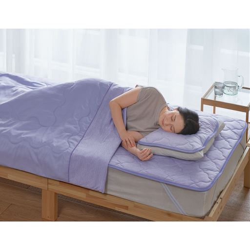 パープル ※商品はパッドシーツです。<br>汗をかいてもベタつきにくく、サラッと快適な肌ざわり。