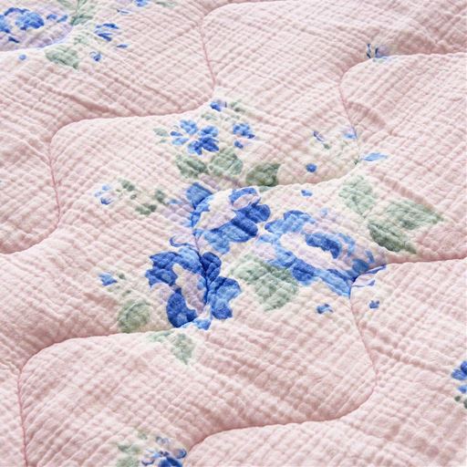 生地拡大(ピンク系)<br>使い始めから肌なじみをよくするために、洗いをかけたこだわりの仕様。