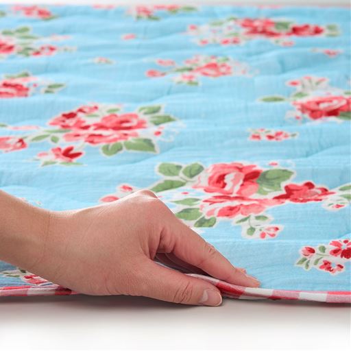 中わた入りでふんわり。ほどよい厚みです。