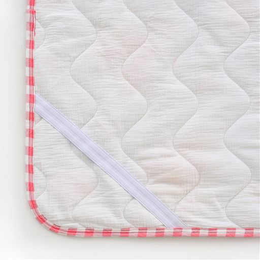 裏側は四隅強化ゴム仕様でズレにくく、セットも簡単。