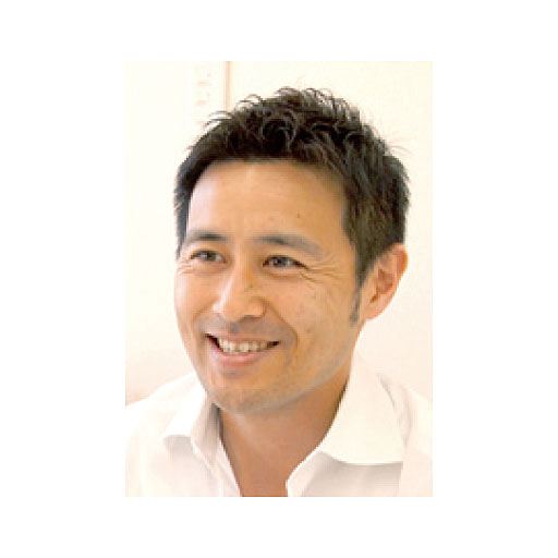 一般社団法人 日本施術マイスター協会代表理事<br>小林 篤史氏監修<br>仙骨は姿勢を保つための土台となる重要な部分。<br>この仙骨のゆがみを正すことが猫背改善の要です。 <br>※コメントは個人の感想です。