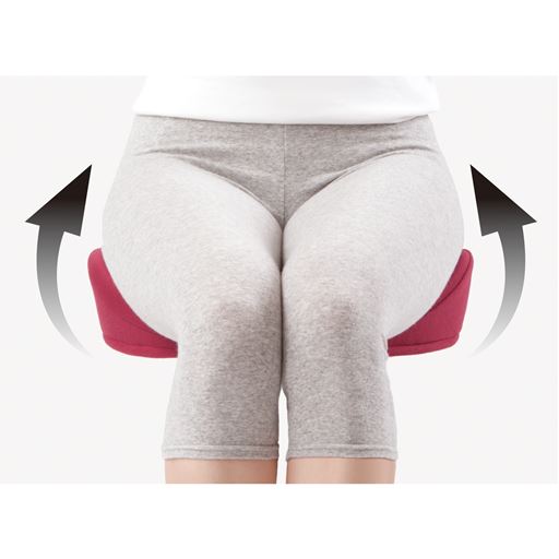 腰まわりをホールドし、楽に座り姿勢をキープ。