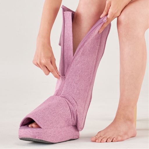 前のファスナーで簡単に着脱できます。