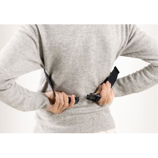 バックルでカチッと装着。体格や使用部位に併せてベルトの長さをバックルアジャスタで調整できます。