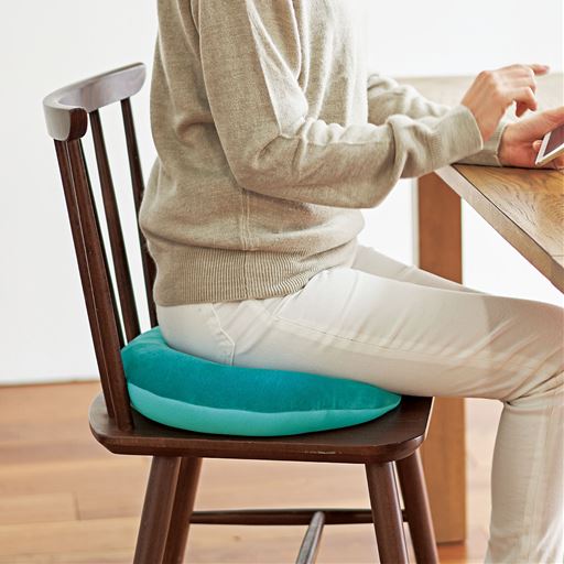 リビングに イスの上に置いてお尻を冷えから守る