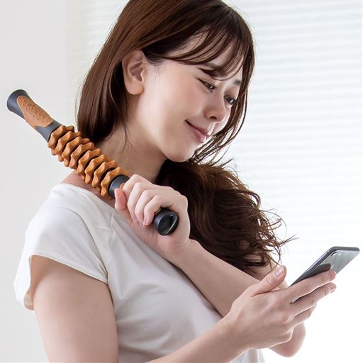 スマホを見ながら片手でコロコロ。