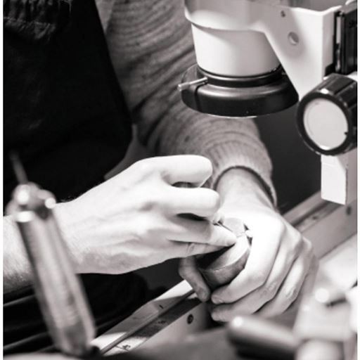 日本の職人による高度な技術 磁石部分は加工に高度な技術を必要とするため、1つ1つ丁寧に作ってお届けしています。