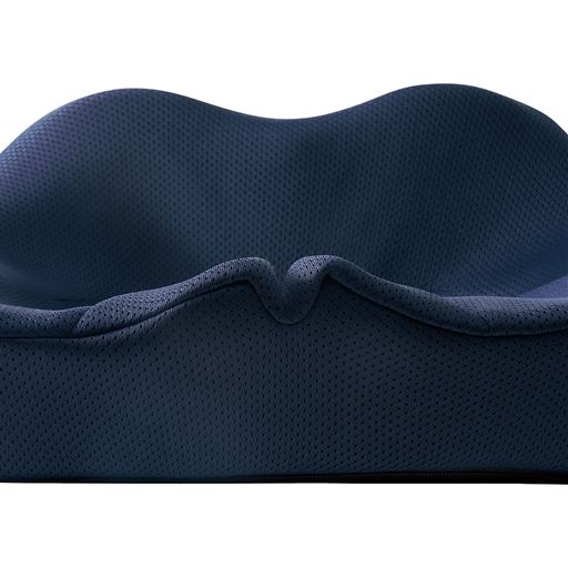 背面部&突起部 大きな背面部と突起部が仙骨を支え、背骨を立たせる