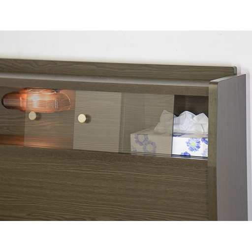 ヘッドボード横には引き戸収納がついています。