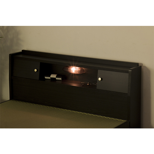 ダークブラウン セミダブル<br>ヘッドボードには棚、照明が付いています。