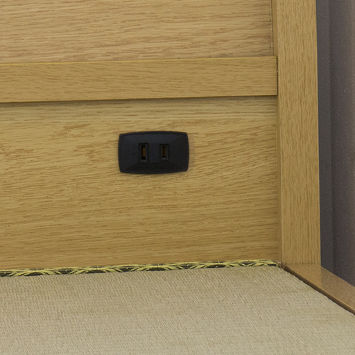 ヘッドボードに1口コンセントが付いているので、スマートフォンやタブレットの充電などに大変便利です。(1200w)