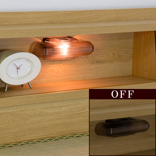 ヘッドボードには棚、照明が付いています。