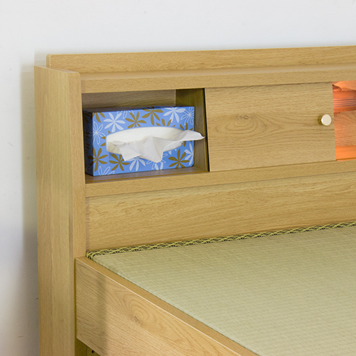 ヘッドボードの収納は引き戸タイプです。