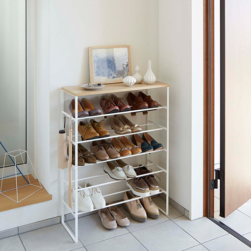 ホワイト<br>男性用シューズは約18足、女性のパンプスなら約21足収納可能。天板にインテリア小物等も。