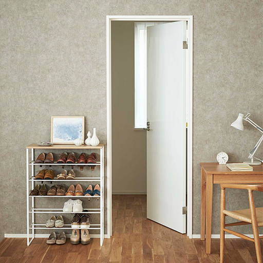 ホワイト<br>男性用シューズは約18足、女性のパンプスなら約21足収納可能。天板にインテリア小物等も。