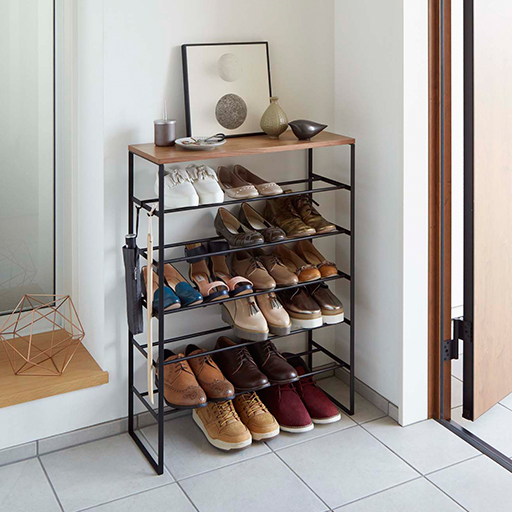 ブラック<br>男性用シューズは約18足、女性のパンプスなら約21足収納可能。天板にインテリア小物等も。