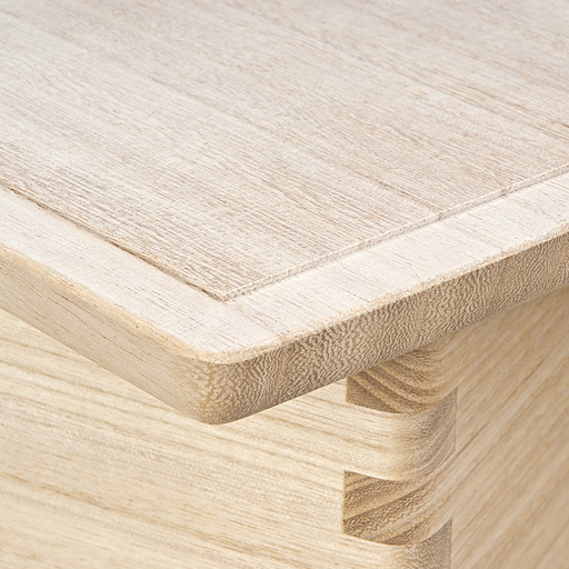 桐が湿気を調整してお米を美味しく保存。