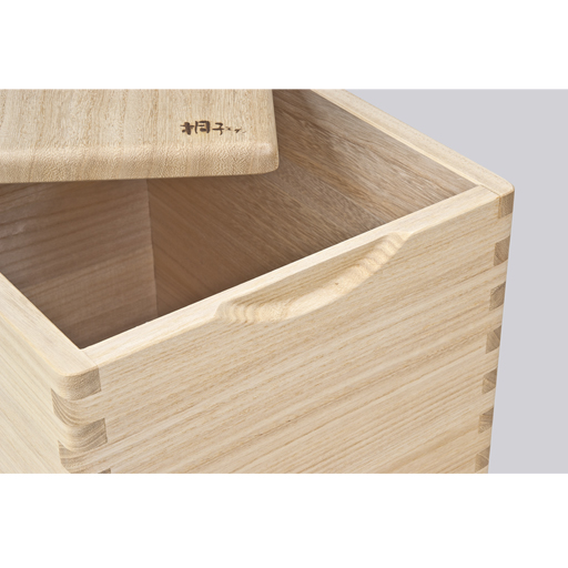 桐タンスと同じ製法で一つ一つ手作りです。桐の特性を熟知した匠の技が注ぎ込まれています。