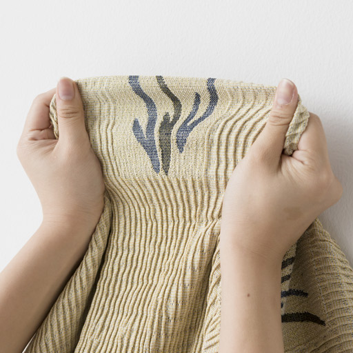 横に伸びるストレッチタイプ。