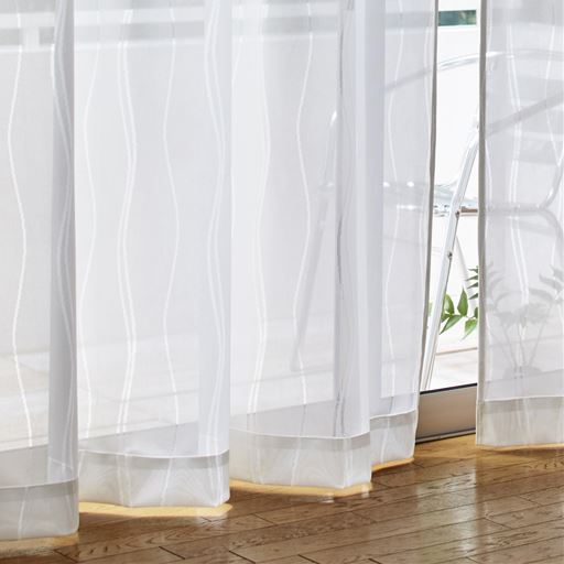 オフホワイト<br>波打つシンプルなウエーブストライプ柄が魅力のレースカーテンです。