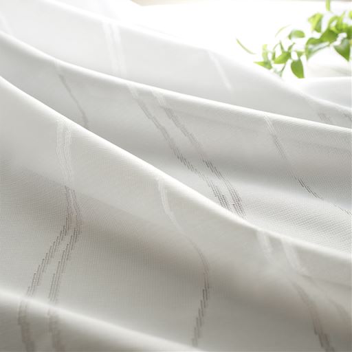 生地拡大(オフホワイト)<br>波の曲線が柔らかいイメージを与えてくれるので、上品な印象に。