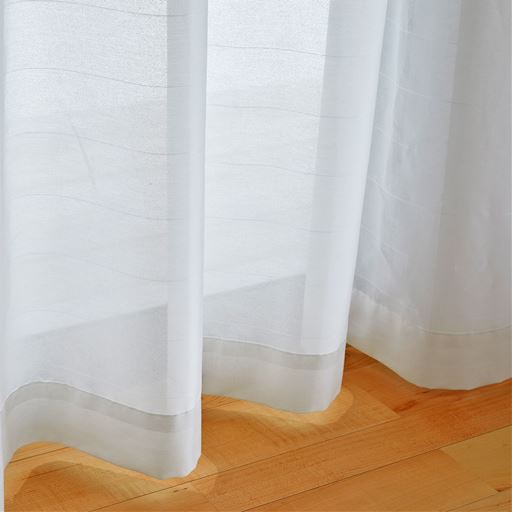 ホワイト<br>シンプルなボーダー柄。