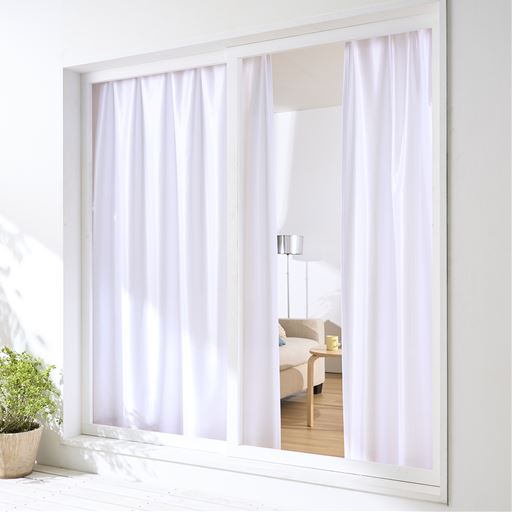 【部屋の外から見た様子(昼)】<br>昼間は外からほとんど見えません。