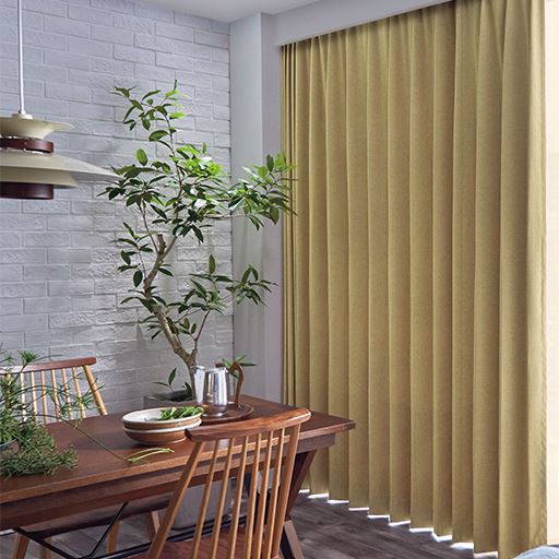 ベージュ<br>幅広い窓にも対応できるのはうれしい。