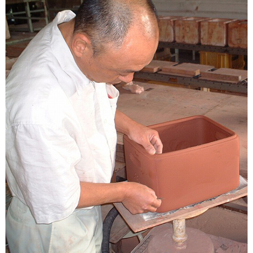 常滑焼の職人が1点1点丁寧に作っています。<br>手作りならではの風合いをお楽しみください。