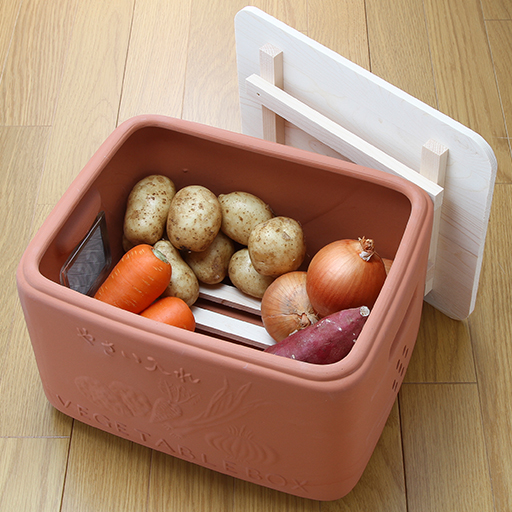 土もの野菜類の保存におすすめ。常滑焼の職人が一点ずつ丁寧に仕上げた、素焼きの野菜保管庫です。(※手作りのため、商品により色や風合いが多少異なります。)