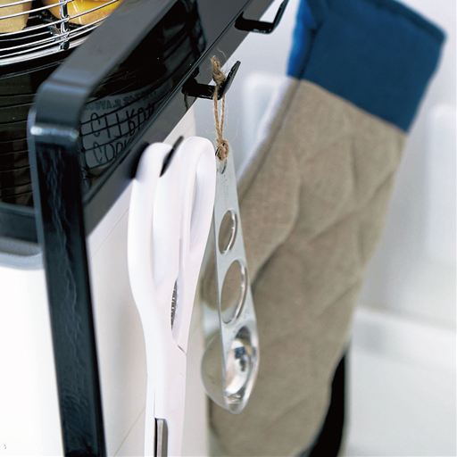 フックに引っ掛けてキッチン小物を収納