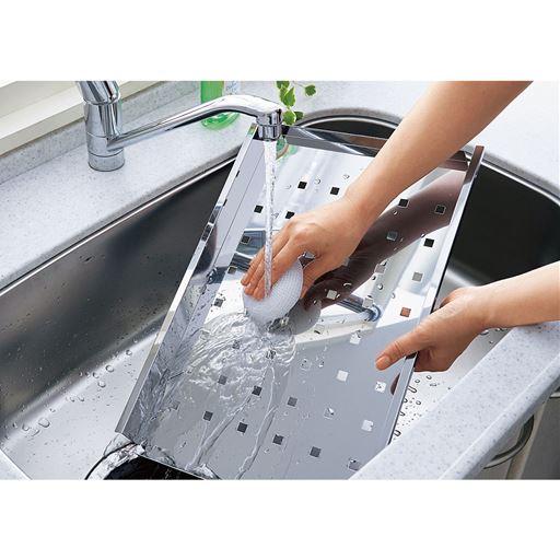 棚板はステンレス製。調味料などがこぼれて汚れても水洗いできます。