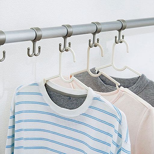 ハンガーがはずれにくいフック付き