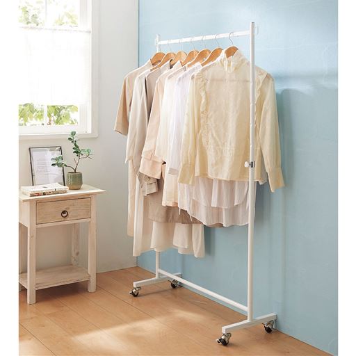 ホワイト<br>斜めに掛けられるから壁にピッタリ置ける、省スペースハンガーです。