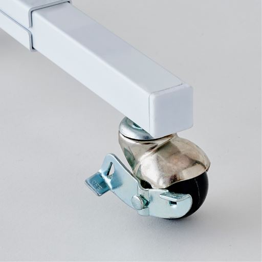 ストッパー付きキャスターで、ラクに移動できてしっかり固定。